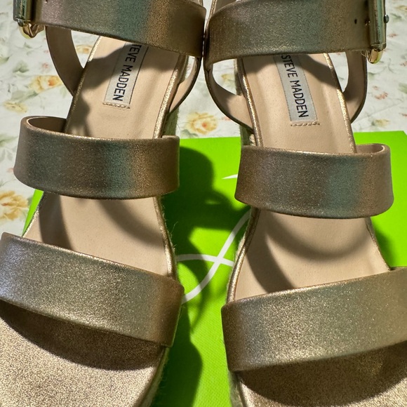 Gold espadrilles in excellent condition - Picture 4 of 6